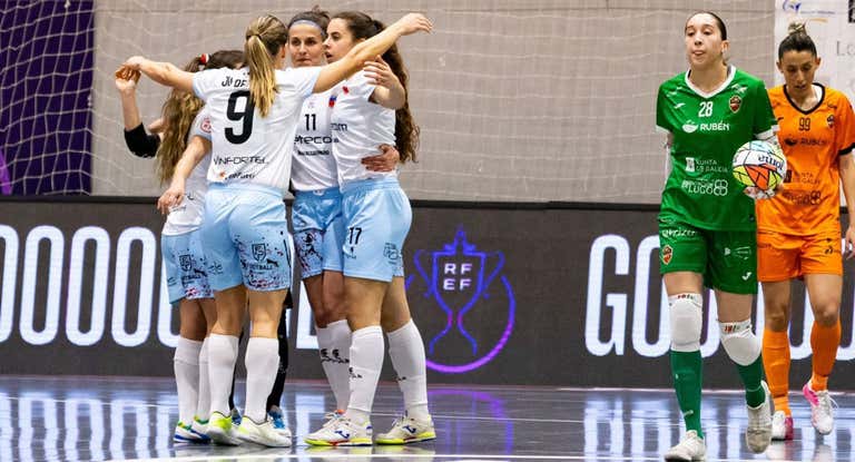 Las jugadoras del Futsi Atlético Navalcarnero celebran un gol ante el Pescados Rubén Burela.