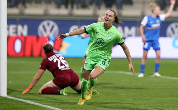 Ewa Pajor celebrando un gol la temporada pasada en la Champions.  UWCL