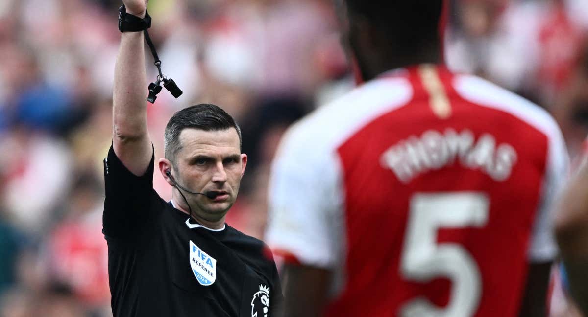 Michael Oliver pitando un partido de la Premier League