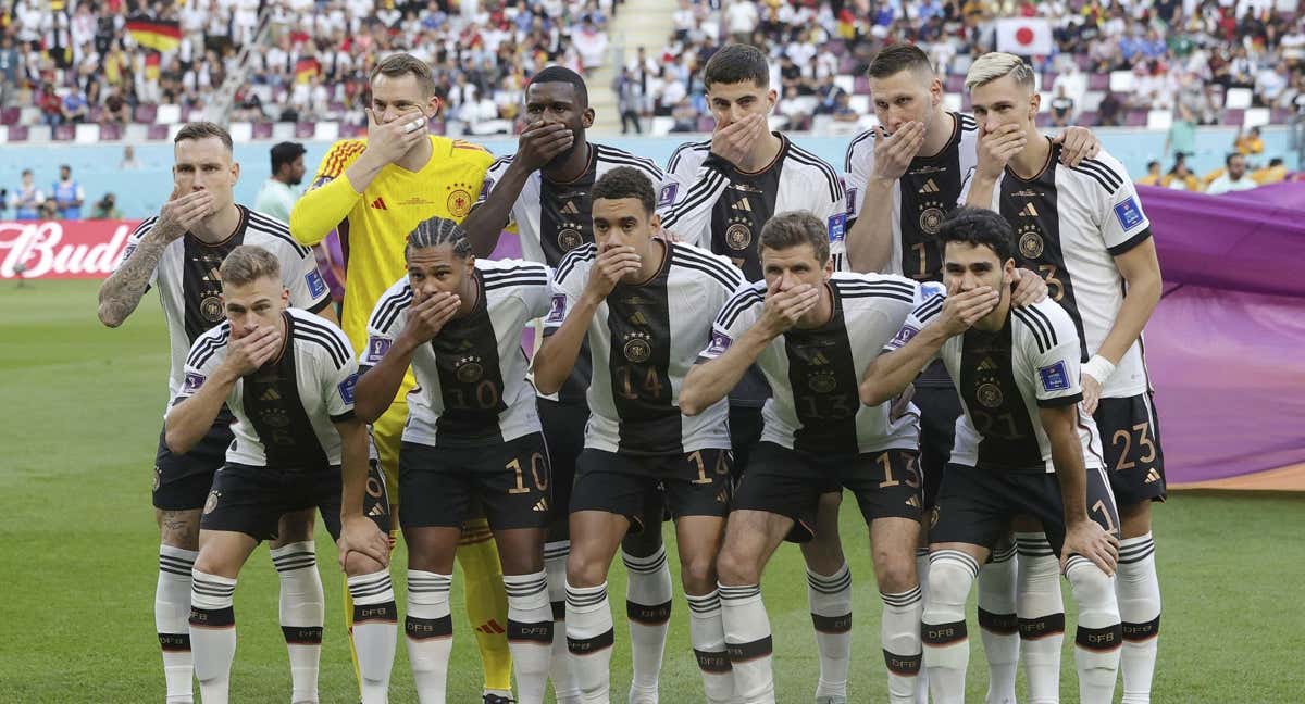 Los jugadores de Alemania se tapan la boca como símbolo de protesta antes del partido contra Japón./AFP