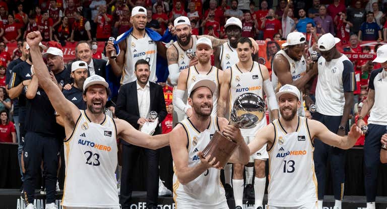 El Real Madrid de baloncesto celebra el título de Liga ACB.