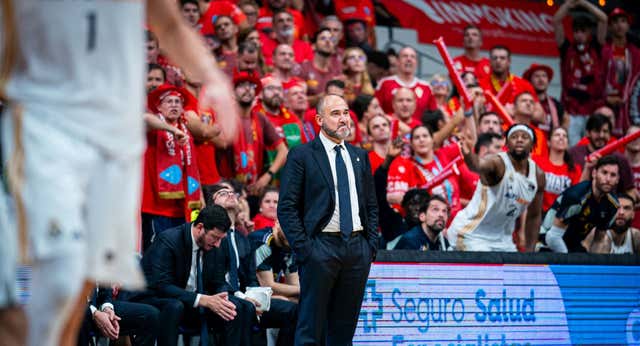Un saludo con Florentino y una celebración «sencilla» como colofón a la noche en la que Chus Mateo completó su palmarés