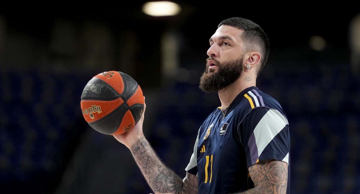 Poirier, en un calentamiento con el Real Madrid.