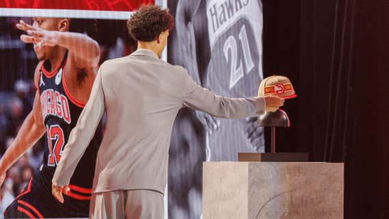 Zacharie Risacher coge la gorra de los Hawks como número 1 del draft./EFE