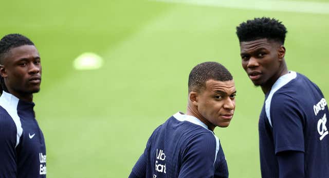 La otra realidad de los medios del Real Madrid con Francia: Deschamps mira a Tchouameni pero no a Camavinga como Ancelotti