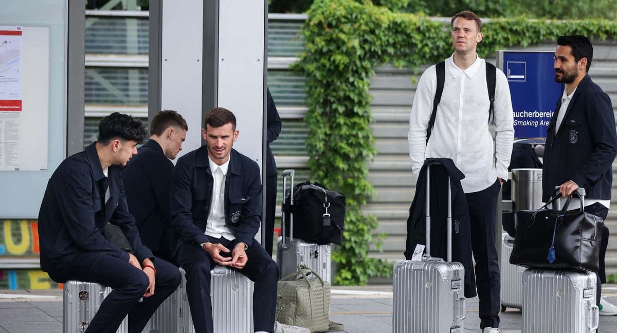 La selección alemana esperando un tren en la estación, el pasado 31 de mayo./AFP