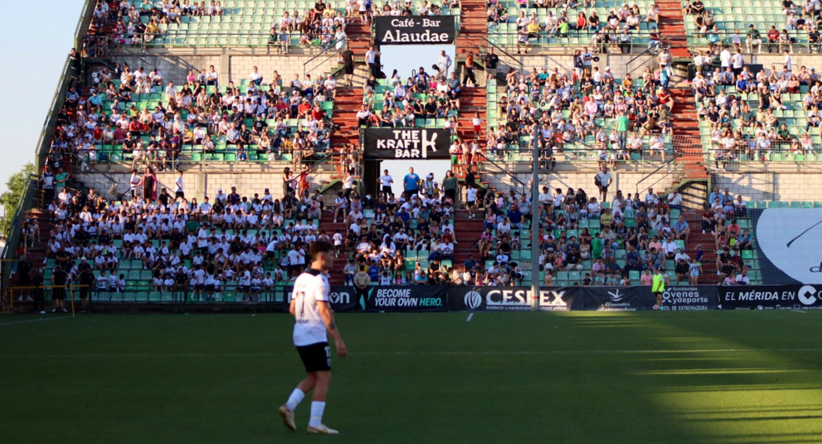 Un partido del A.D. Mérida en el Estadio Romano José Fouto