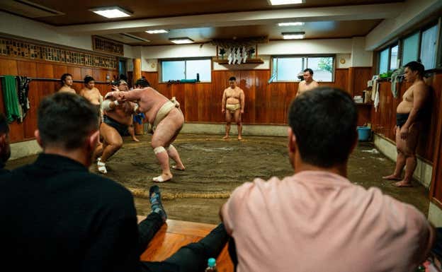 Ambos jugadores presenciando un entrenamiento de sumo.  RCD MALLORCA