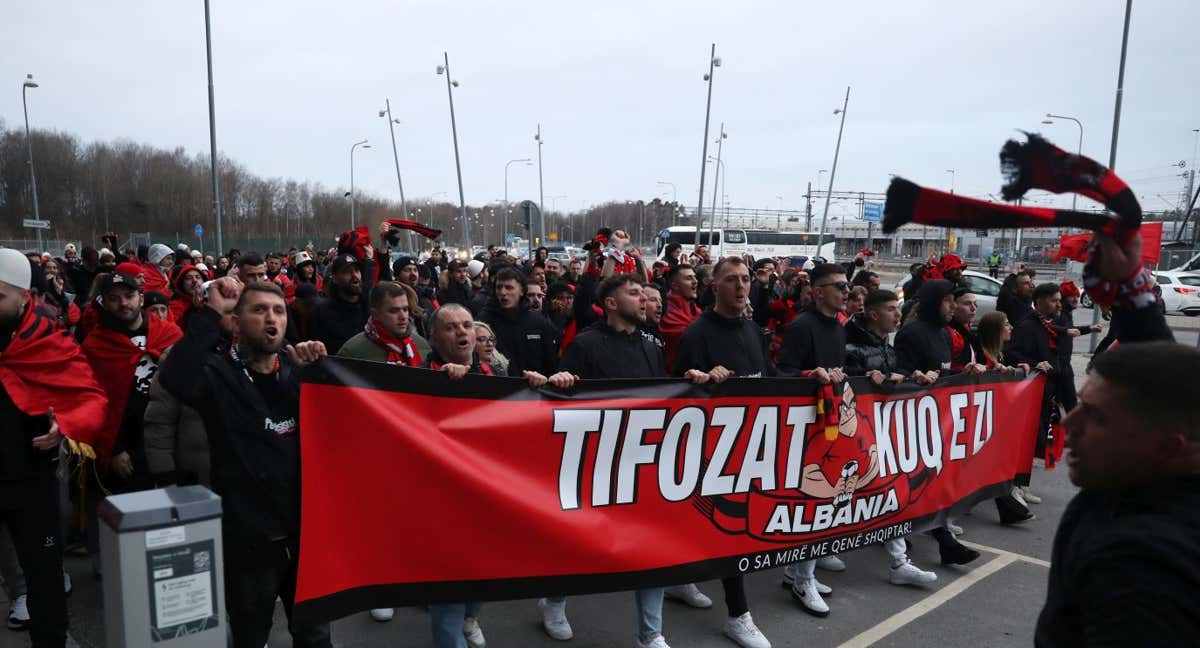 Los aficionados rojos y negros mientras acudan a animar un encuentro de su selección. /GETTY