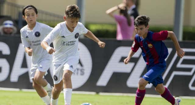 El hijo de Luis Suárez rompe a jugar y todos miran a su padre… y a Messi: “Es un diamante en bruto”