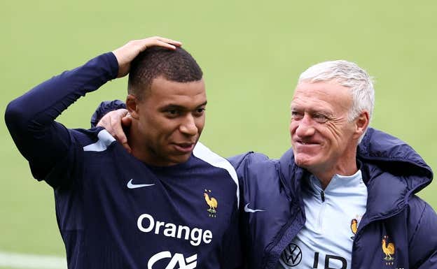 Mbappé y Deschamps.  AFP