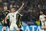 Toni Kroos se lleva su parcela a la Eurocopa y da su primer concierto... ¡como central zurdo!
