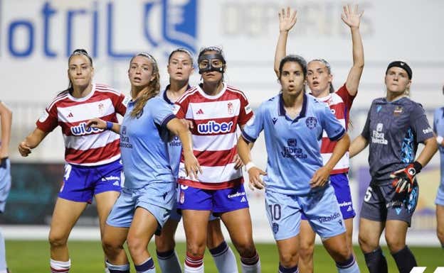 Las jugadoras del Levante y el Granada en un córner.  LALIGA