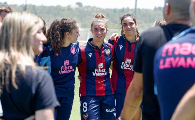 Las jugadoras del Levante tras la última jornada.  LEVANTE FEMENINO