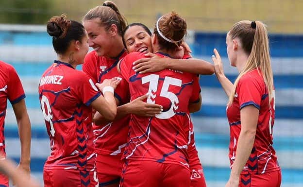 Las jugadoras celebrando un gol ante la Real Sociedad.  LEVANTE LAS PLANAS