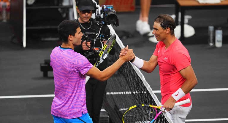 Carlos Alcaraz y Rafael Nadal se saludan tras la exhibición de Netflix en Las Vegas.