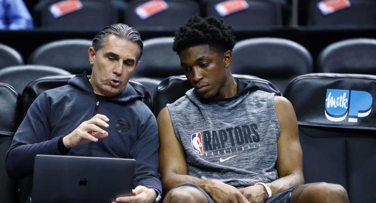 Sergio Scariolo habla en 2019 con Stanley Johnson durante el calentamiento de un partido de los Toronto Raptors, cuando era técnico asistente del equipo