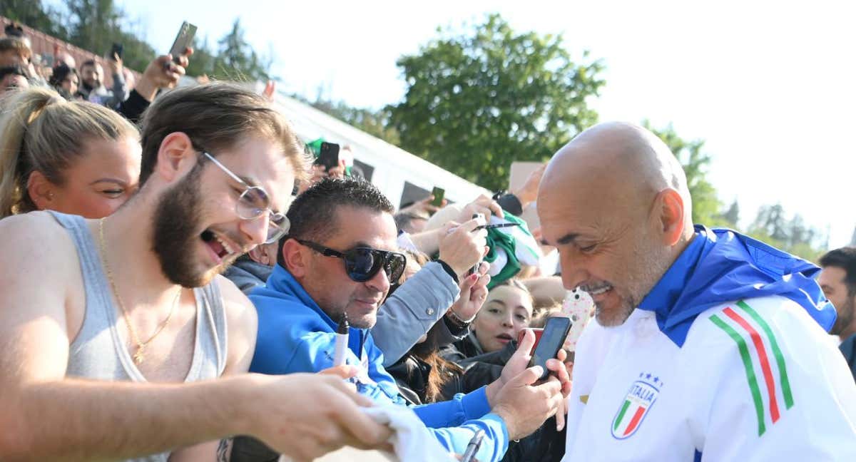Luciano Spalletti, seleccionador italiano, firmando autógrafos después de la sesión de entrenamiento.