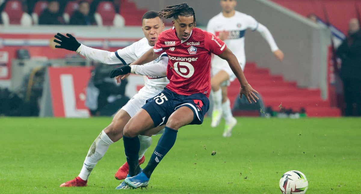 Leny Yoro, junto a Kylian Mbappé./REUTERS