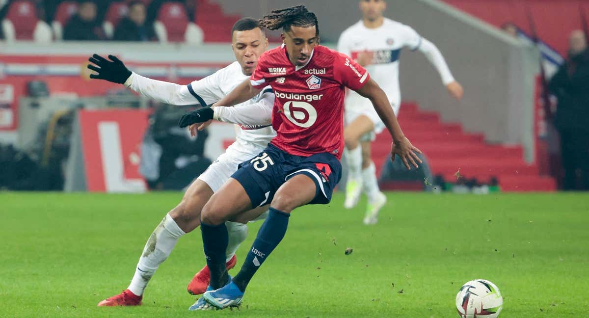Leny Yoro, junto a Kylian Mbappé.
