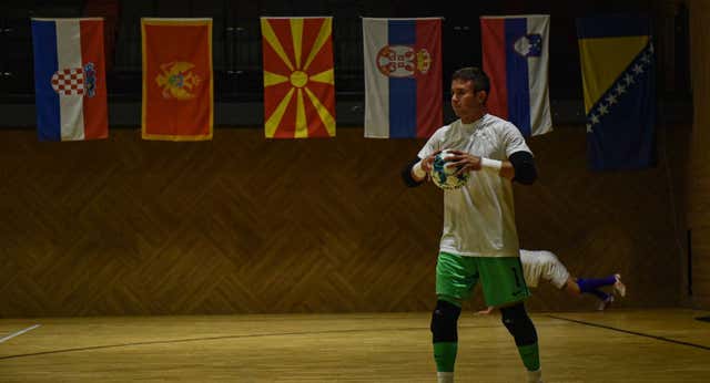 Reconciliación militar jugando al futsal en la Copa de la Paz