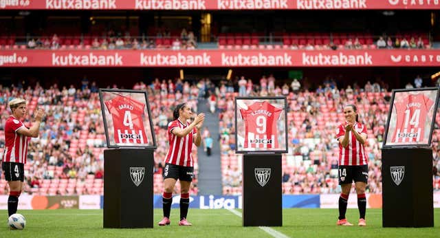 El final de Liga F pilló a varias jugadoras de vacaciones y llenó los campos de lágrimas, flores y homenajes