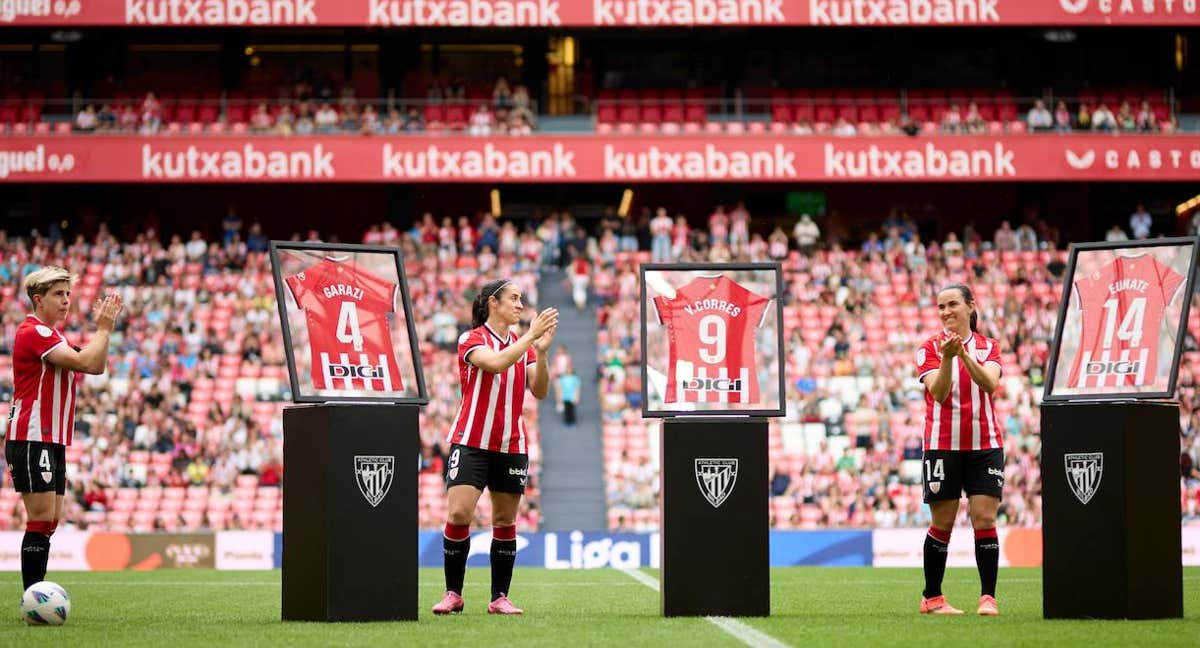 Garazi, Yulema Corres y Eunate, en su despedida con el Athletic en San Mamés.