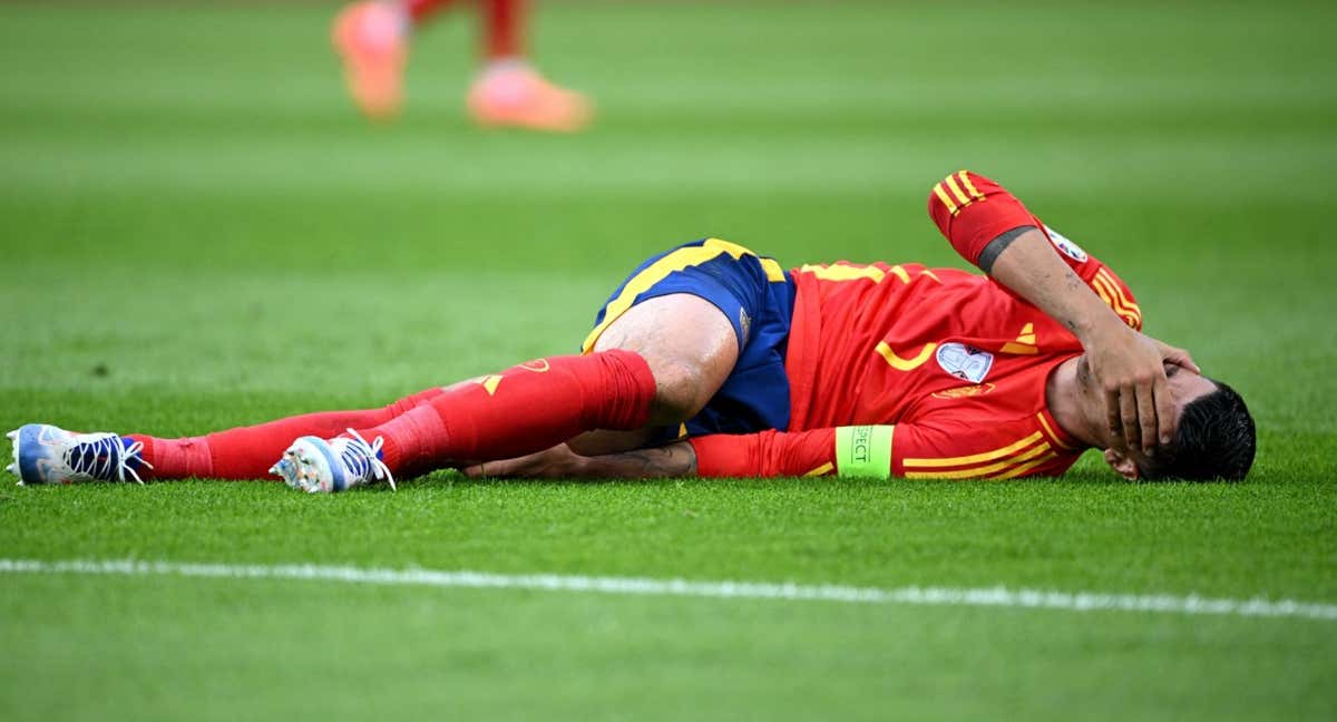 Morata se duele de la rodilla.