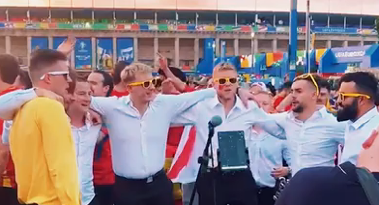 Una estampa especial al final del partido entre España y Croacia