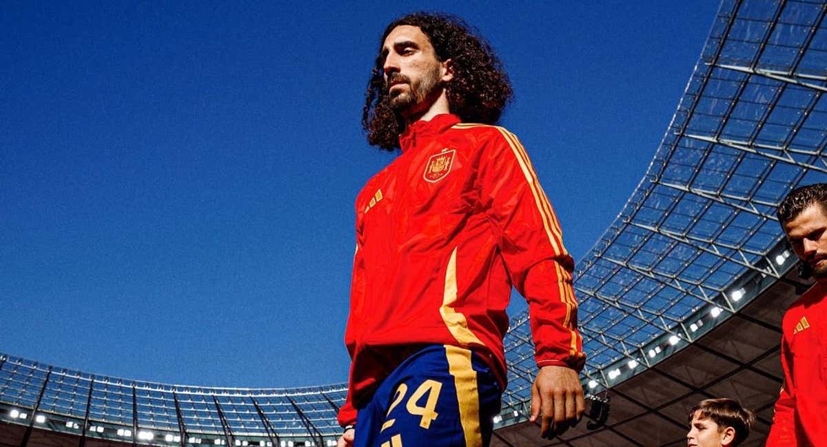 Cucurella salta al césped del Olympiastadion en el debut de España.