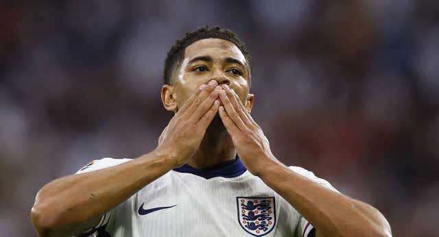 Bellingham salva a Inglaterra del tropiezo en el debut contra Serbia