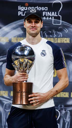 Mario Hezonja posa con el trofeo de campeón de liga.  ACB PHOTO/E. COBOS