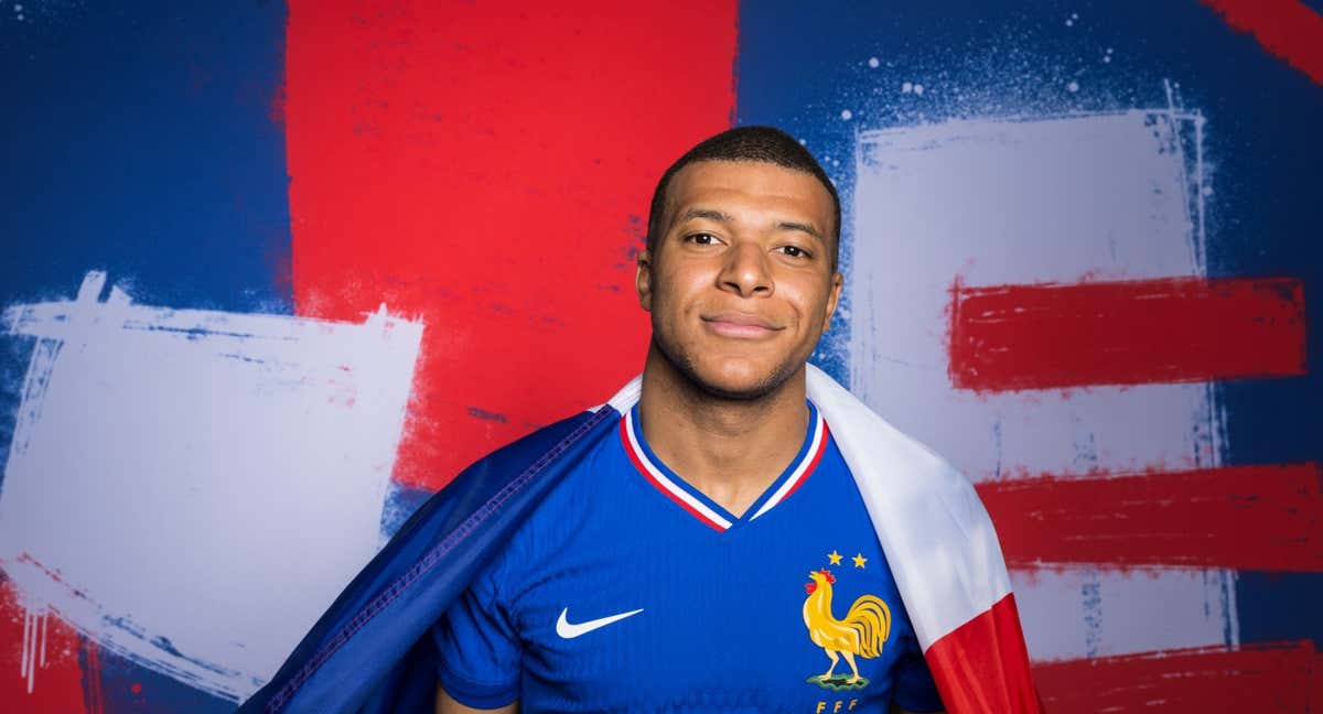 Mbappé, con la bandera de Francia. /GETTY