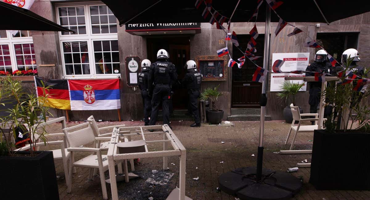 La policía interviene en la pelea entre ultras ingleses y serbios./