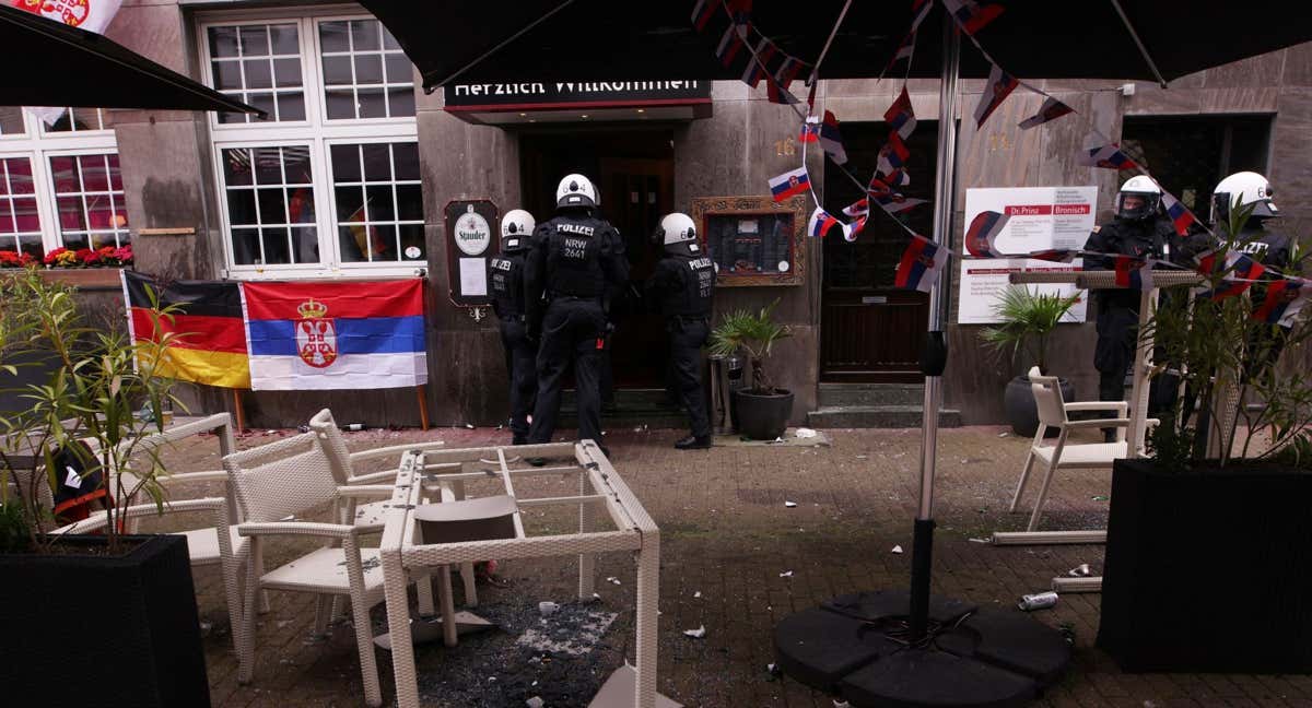 La policía interviene en la pelea entre ultras ingleses y serbios.