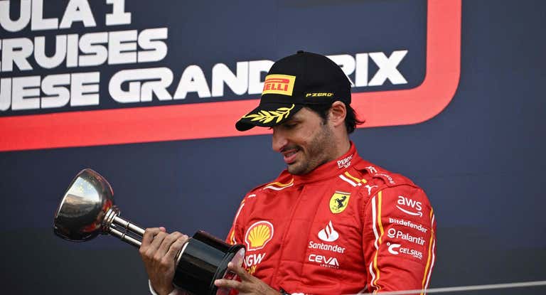 Carlos Sainz, en el podio de Suzuka.