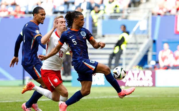 Aké durante el duelo ante Polonia.  AFP