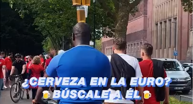 Este individuo se pasea por Alemania portando varias jarras de cerveza sobre la cabeza mientras monta en bici.