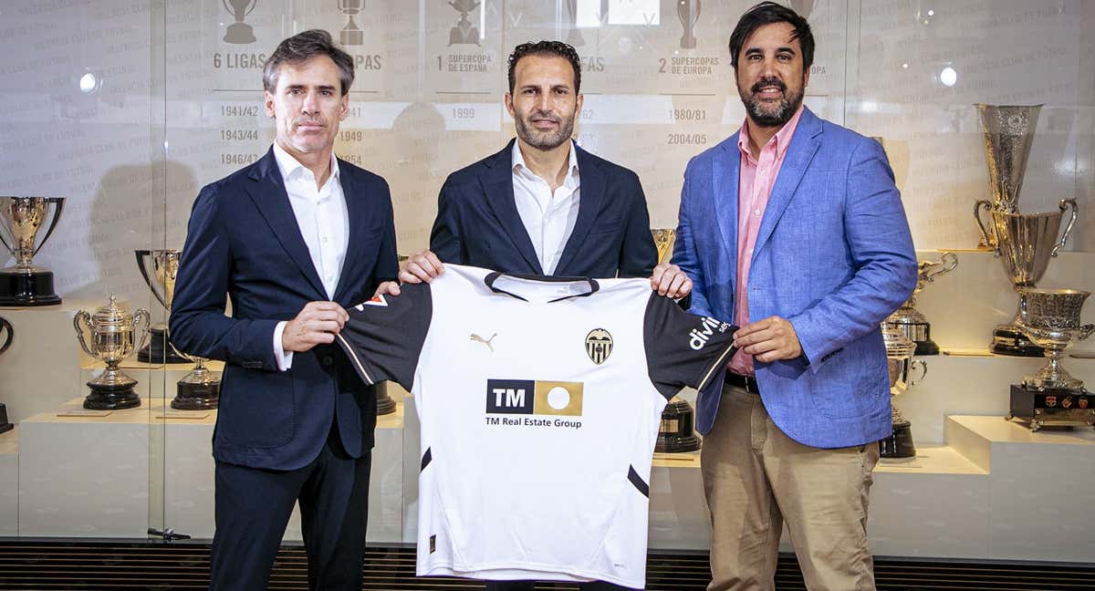 Rubén Baraja, en el posado de su renovación./VALENCIA CF