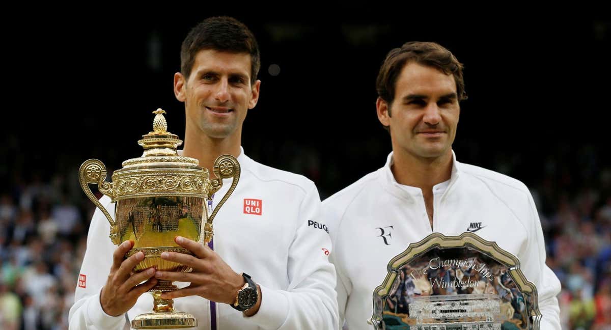 Novak Djokovic sostiene la copa de campeón de Wimbledon tras vencer a Federer en la final de 2015. /REUTERS/Stefan Wermuth