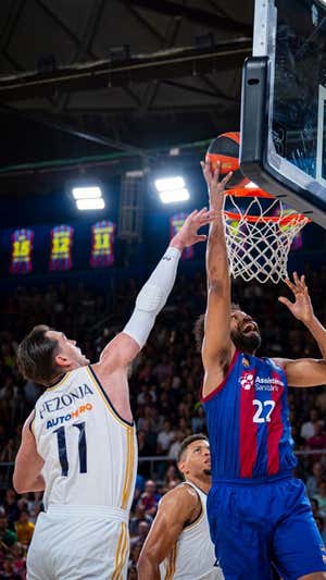 Hezonja, ante Jabari durante las semifinales.  ACB PHOTO/S. GORDON