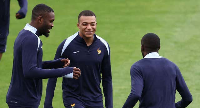 Mbappé parte a Francia en dos bandos de distinto color de piel: «Su trabajo es jugar al fútbol»