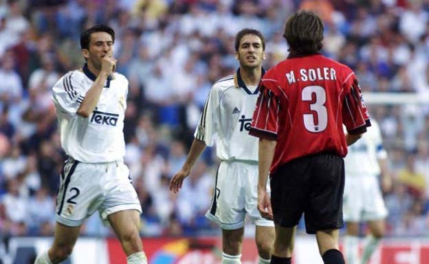 Raúl y Panucci discuten con Miquel Soler en el un Real Madrid-Mallorca.  ABC