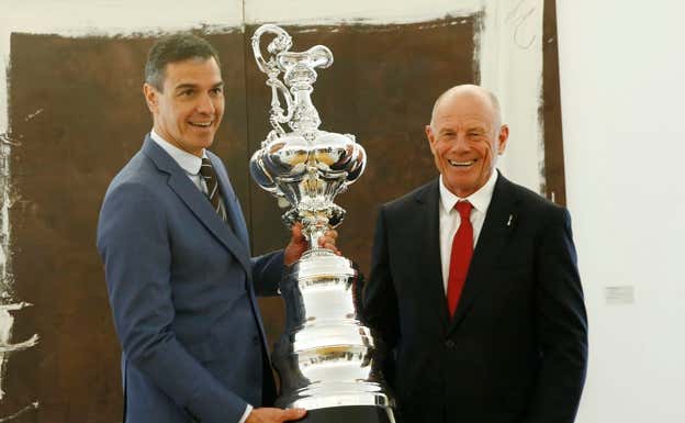 Pedro Sánchez y Grant Dalton, con la Jarra de las Cien Guineas.  POOL MONCLOA / BORJA PUIG DE LA BELLACASA Y JOSÉ MANUEL ÁLVAREZ