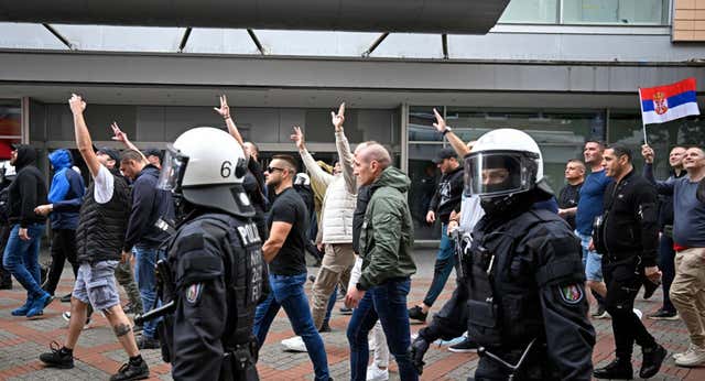 Una tarde infiltrados entre los ultras más peligrosos de la Euro: cabezas rapadas, gritos contra Kosovo y enterradores del Partizán