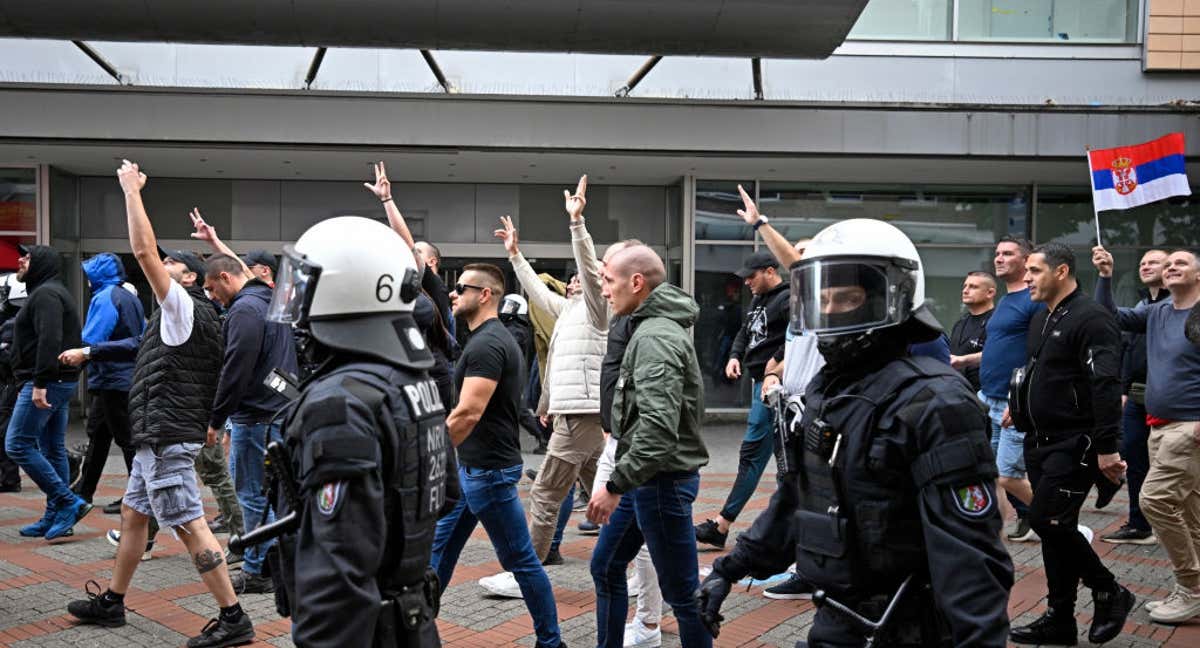 Varios ultras de Serbia son escoltados por la Policía en la previa del partido contra Inglaterra en la Eurocopa