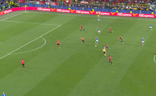 Tras la pared con Jorginho, hace lo propio con Scamacca.  WYSCOUT