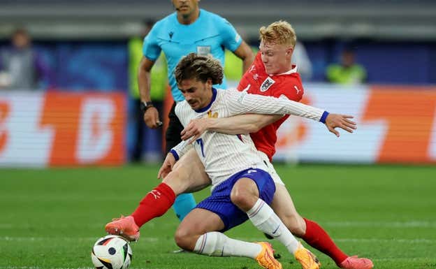 Nicolas Seiwald le roba la pelota a Griezmann.  REUTERS