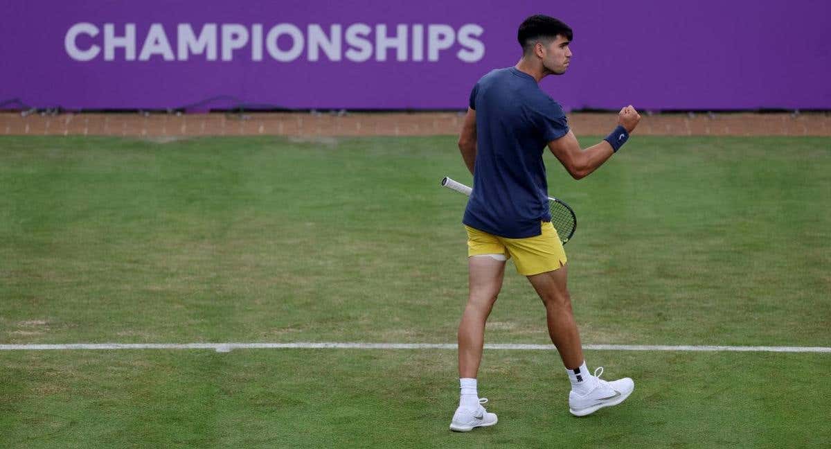 Carlos Alcaraz celebra un punto contra Cerúndolo en su primer partido de Queen's./REUTERS