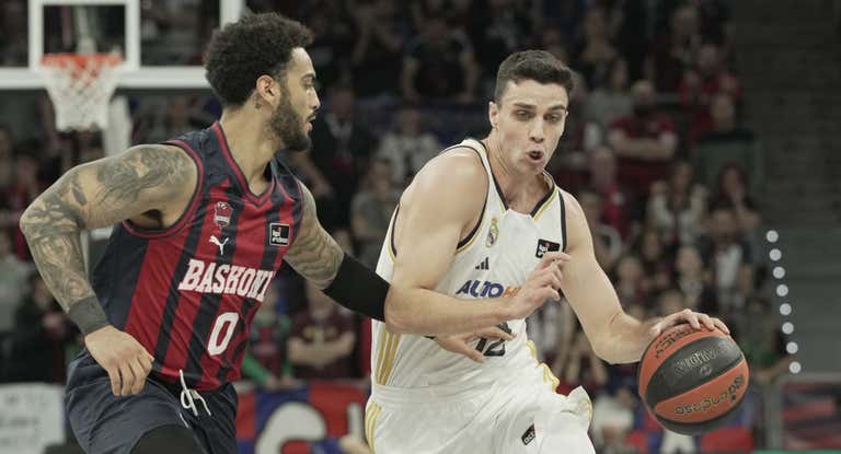 Carlos Alocen frente a Markus Howard en un partido esta temporada.